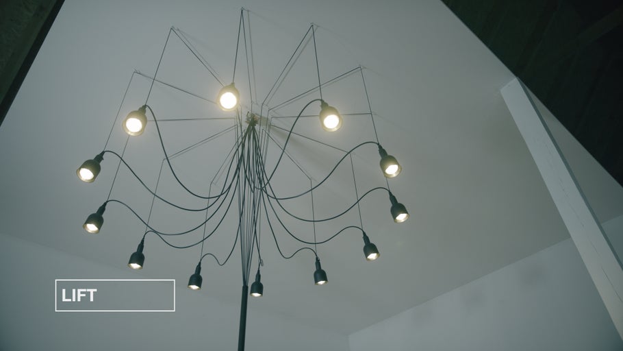 Stropní svítidlo s několika černými lampami
