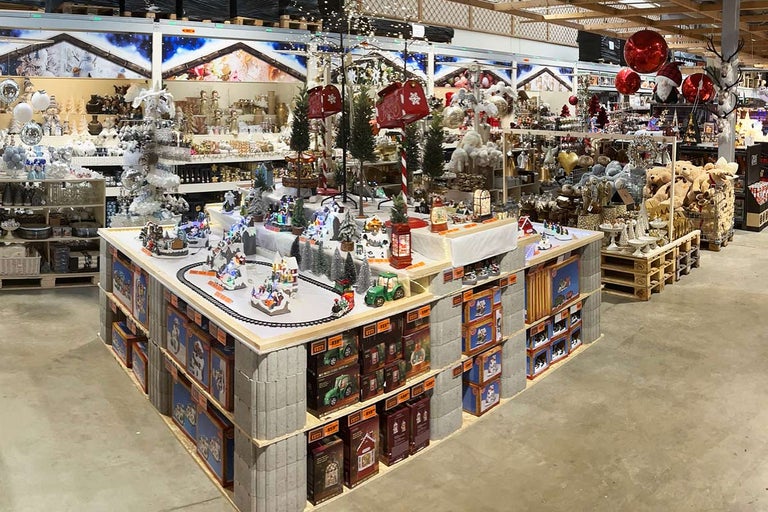 Výstava různých vánočních předmětů v obchodě Hornbach.