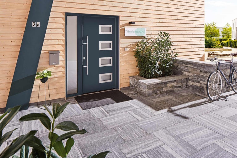 Vstupní prostor s vchodovými dveřmi, poštovní schránkou a dlažebními kostkami