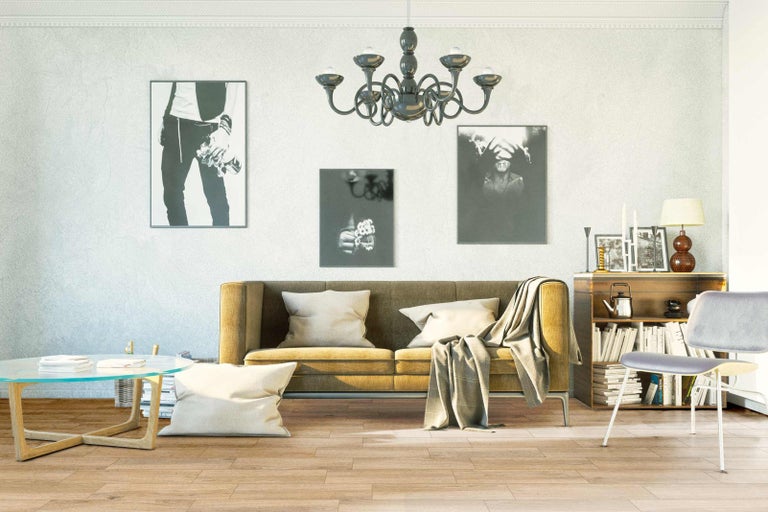 Obývací pokoj s pohovkou, konferenčním stolkem, knihovnou, židlí a dekorací