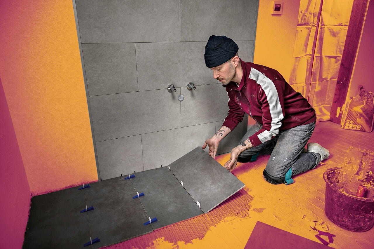 Uvodní obrázek - Muž instalující interiérovou dlažbu