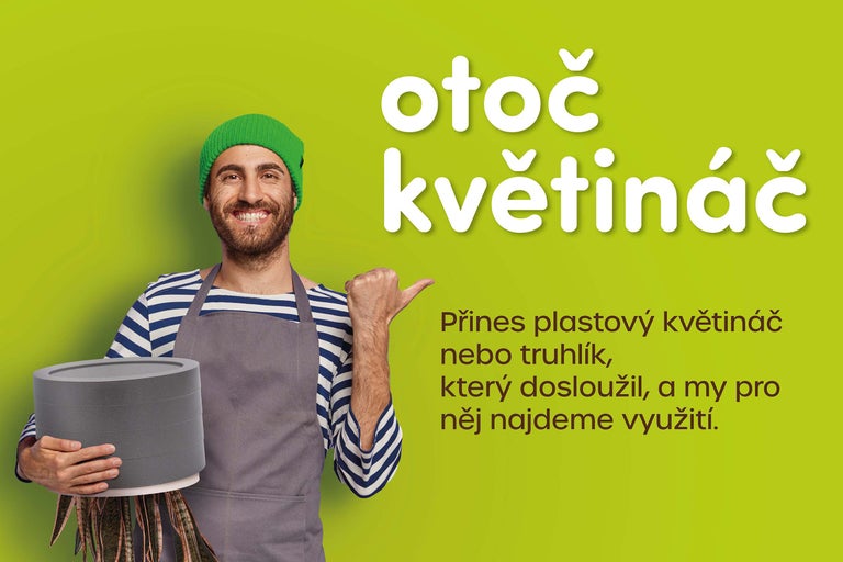 Muž s čepicí a zástěrou drží v ruce šedý květináč