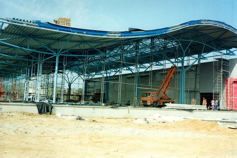 Staveniště s ocelovou konstrukcí a autojeřábem