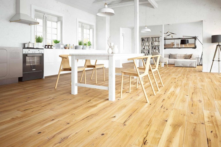 Světlý obývací pokoj s dřevěnou podlahou, jídelním stolem a židlemi