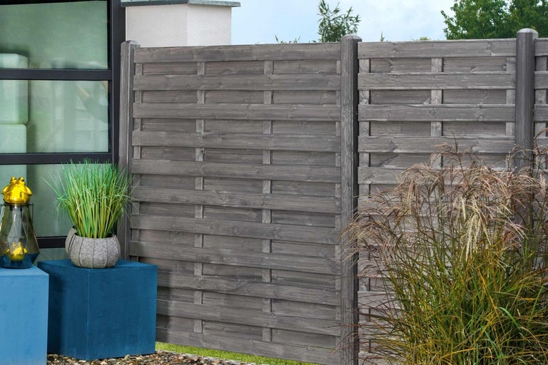 Zahradní scéna s dřevěným plotem