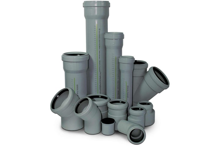 Různé šedé plastové odpadní trubky a tvarovky.