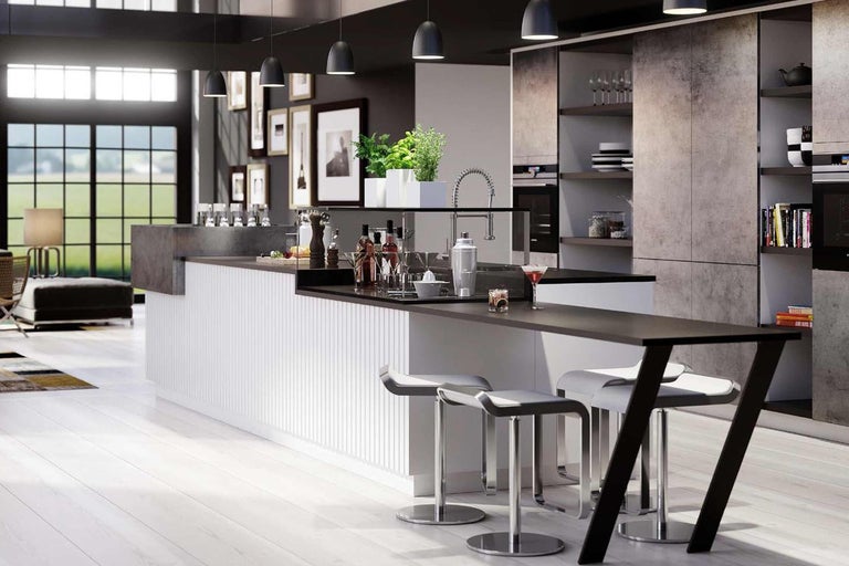 Moderní kuchyně s kuchyňským ostrovem, barovými židlemi a kuchyňskými spotřebiči.