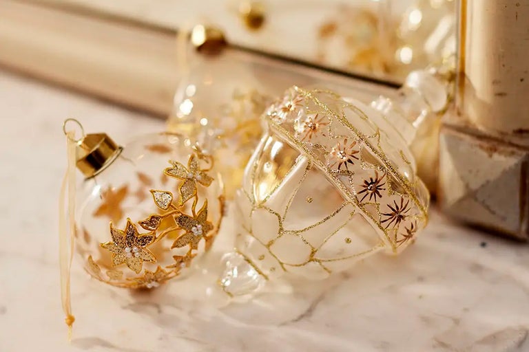 Dekorativní vánoční koule s květinovými ozdobami