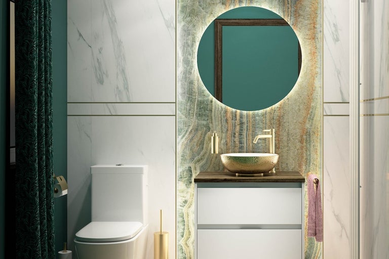 Koupelna s toaletou, umyvadlem, kulatým zrcadlem a mramorovým vzhledem