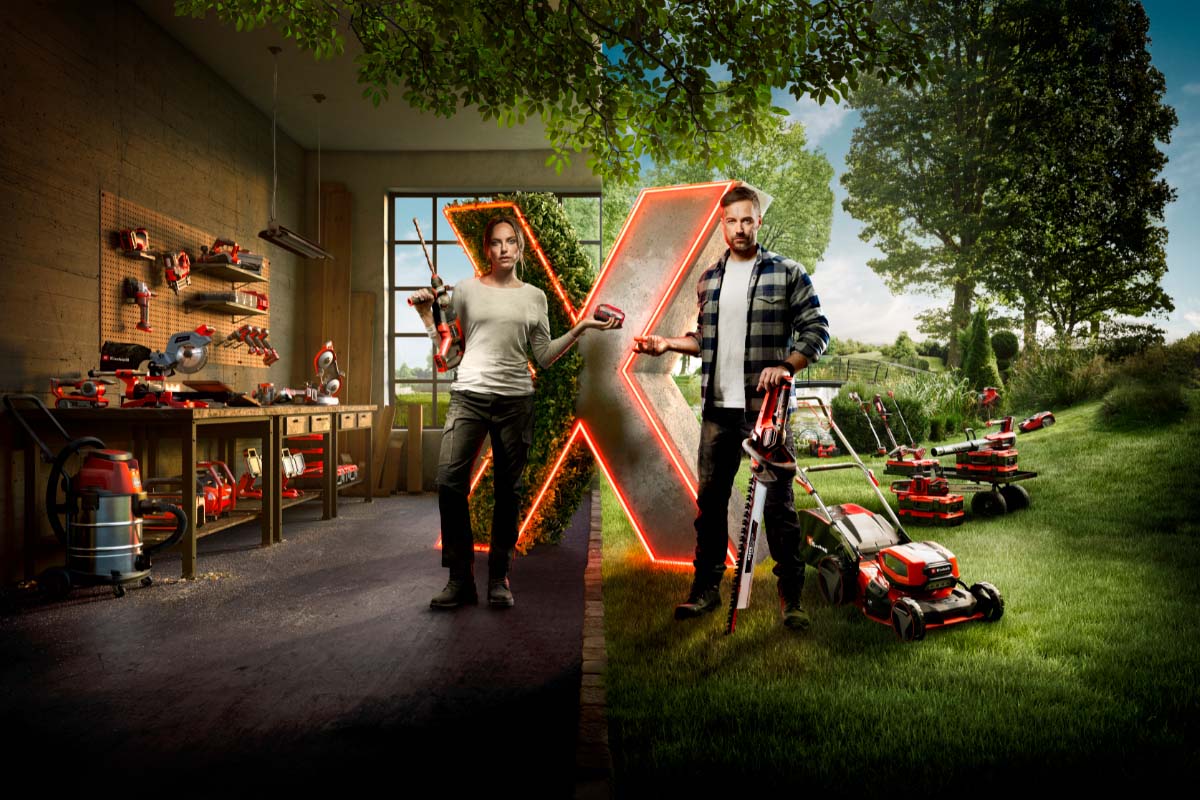 Akumulátorový systém Einhell Power X-Change v dílně a na zahradě. Žena a muž s nářadím jako sekačka na trávu, nůžky na živý plot a vrtačka.