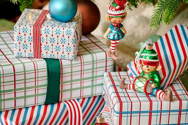 Hromada dárků s vánočními koulemi a ozdobami na vánoční stromeček