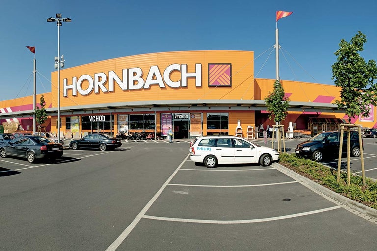 Pohled na budovu hobbymarketu Hornbach s parkovištěm