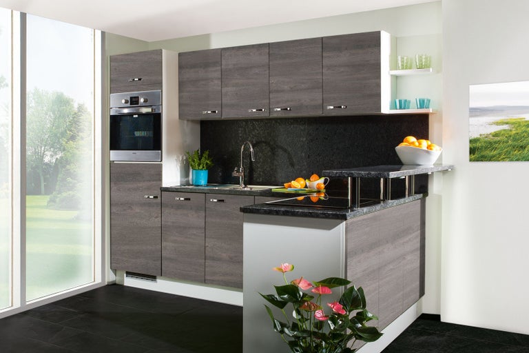 Moderní kuchyně s vestavěnými skříněmi, dřezem a varnou deskou