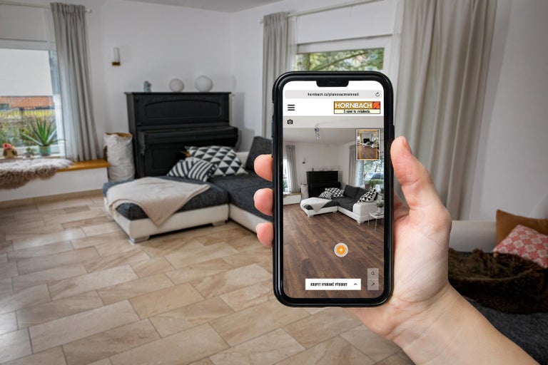 Smartphone zobrazuje obývací pokoj prostřednictvím aplikace Hornbach.