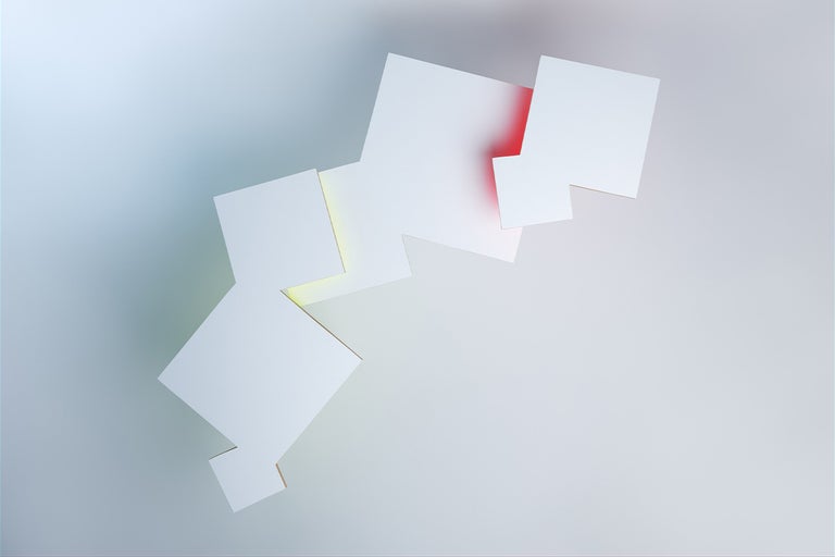 Abstraktní znázornění několika bílých čtverců.