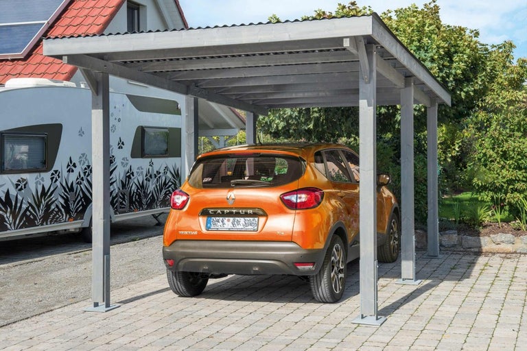 Šedý carport s autem a karavanem