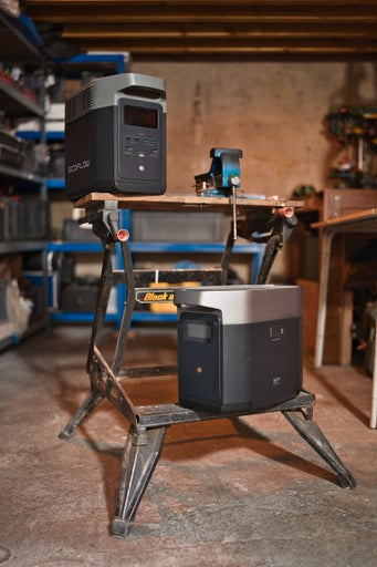 Dvě mobilní napájecí stanice EcoFlow na ponku