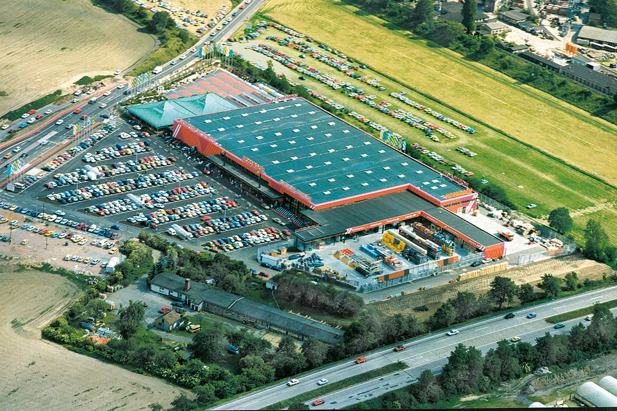 Letecký pohled na hobbymarket Hornbach s parkovištěm a okolím