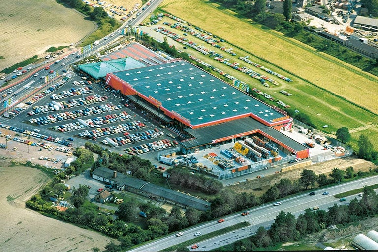 Letecký pohled na hobbymarket Hornbach s parkovištěm a okolím