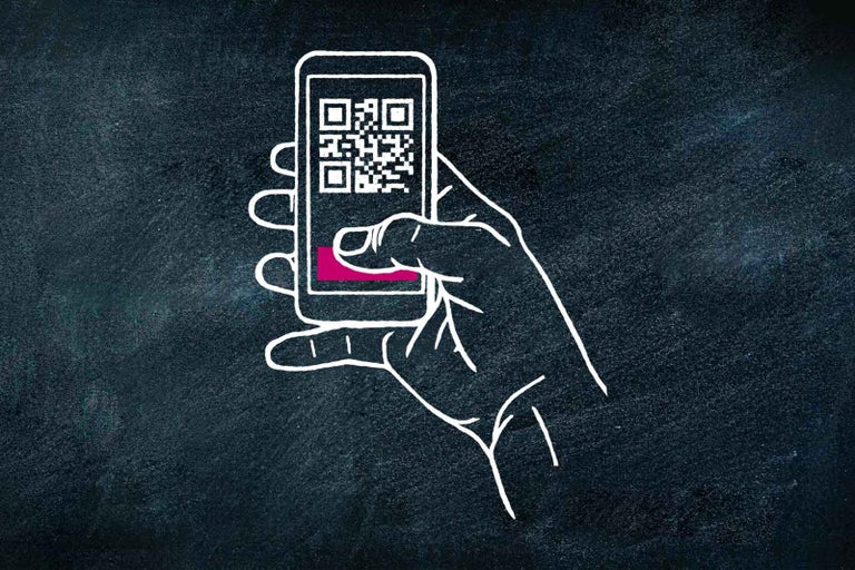 Ilustrace ruky držící smartphone s QR kódem.