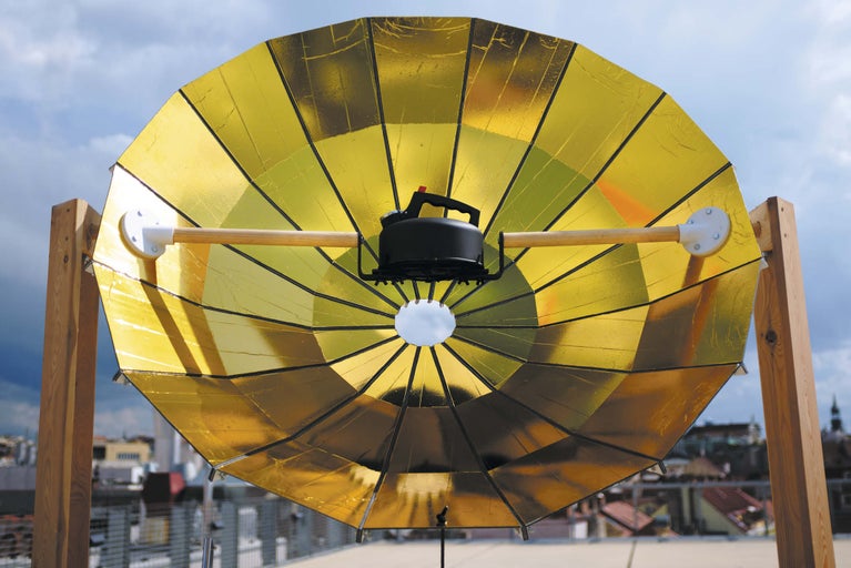 Solární trouba s hrncem na střeše