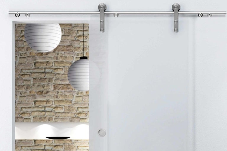 Skleněné dveře s posuvným systémem dveří před stěnou