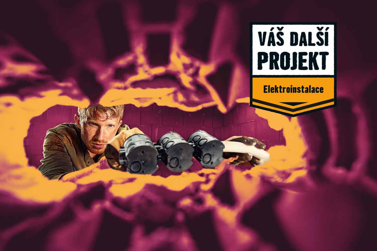 Muž instaluje elektroinstalaci.