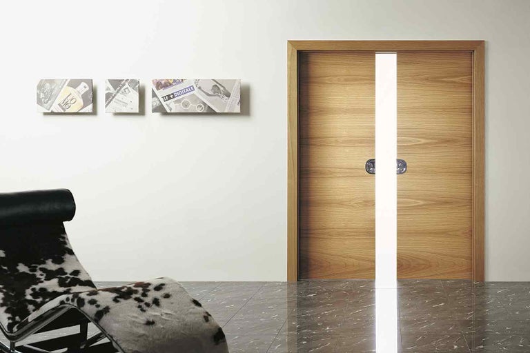 Dřevěné posuvné dveře s madly v moderním designu pokoje