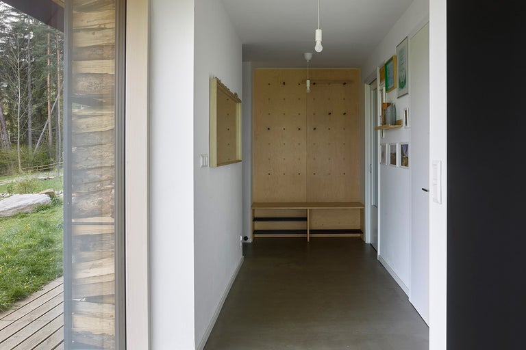 Chodba s šatnou, zrcadlem a výhledem ven