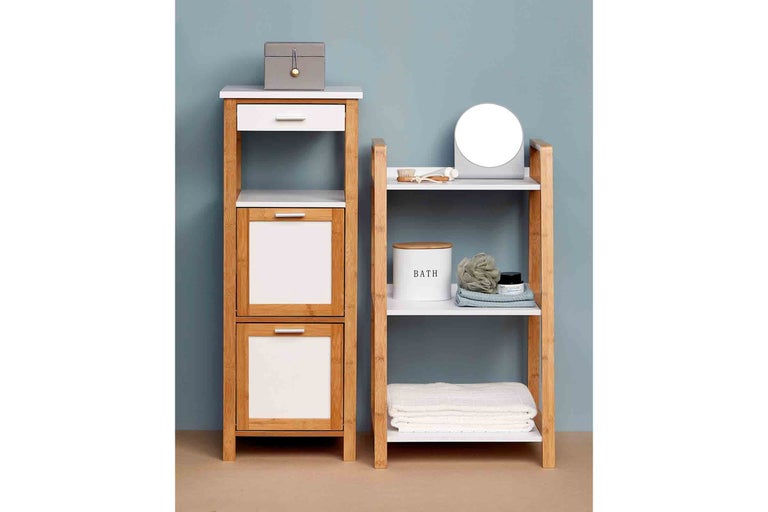 Koupelnová scéna s bambusovou policí a koupelnovou skříňkou