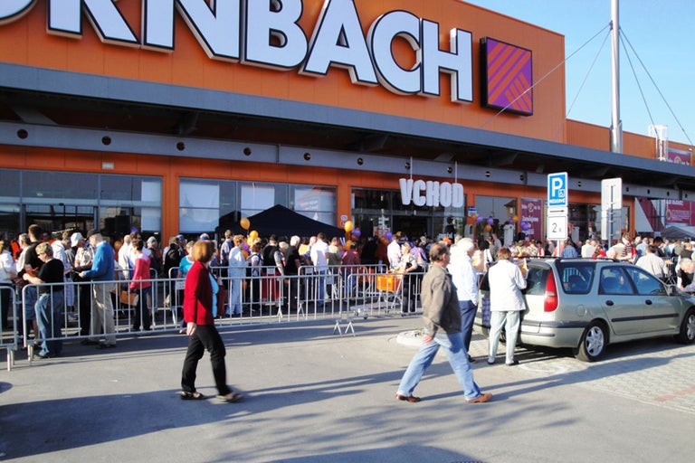 Pobočka Hornbach s lidmi čekajícími před vchodem