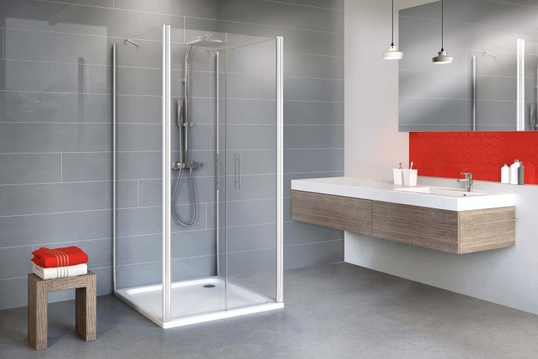 Koupelna se sprchovým koutem, umyvadlem a zrcadlem