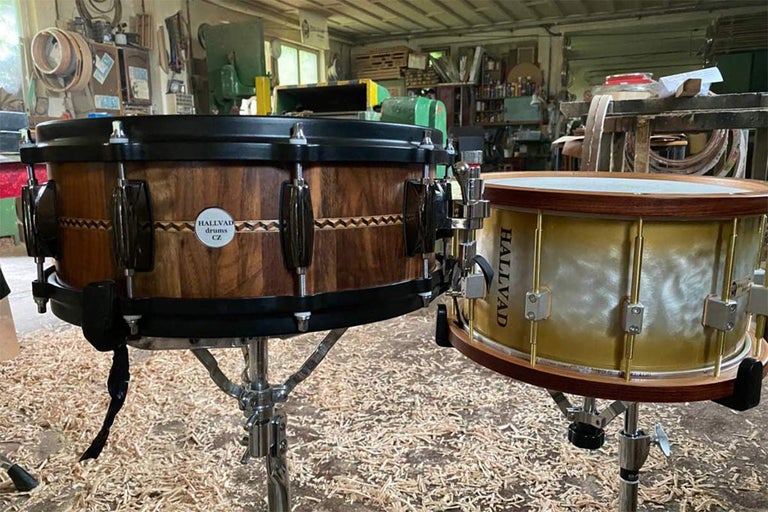 Dva bubny na stojanech v dílně.