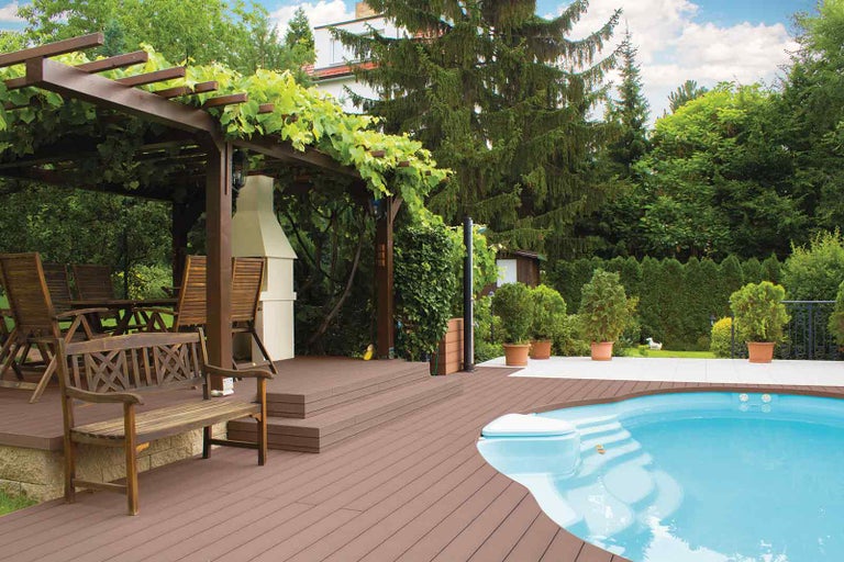 Terasa s bazénem, pergolou, grilem a zahradním nábytkem