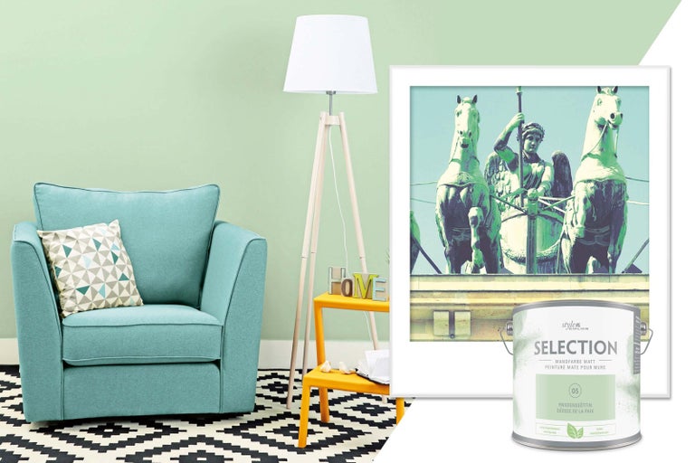 Obývací pokoj s křeslem, stojací lampou, odkládacím stolkem, barvou na stěny a zarámovaným obrázkem