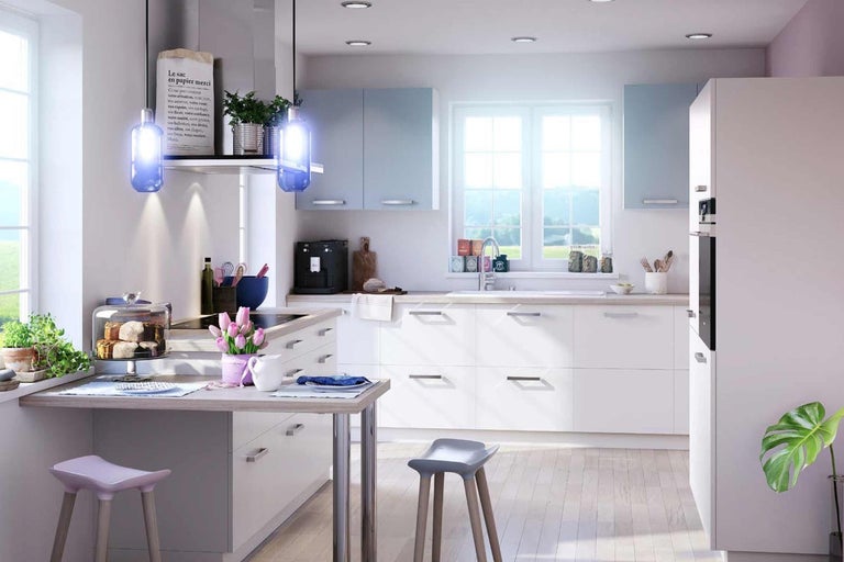 Světlá, moderní kuchyně s bílými skříňkami, jídelním koutem a denním světlem