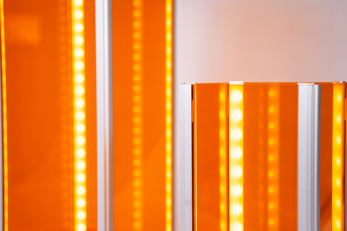 Detailní záběr na dva oranžové světelné panely s LED osvětlením.