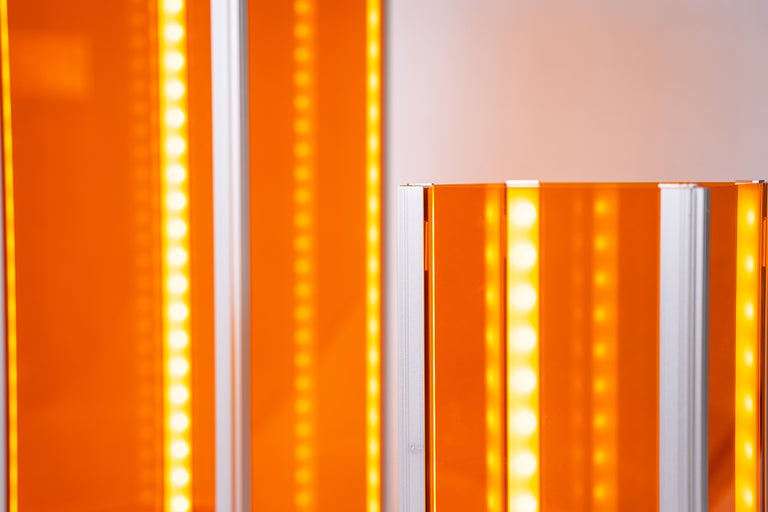 Detailní záběr na dva oranžové světelné panely s LED osvětlením.