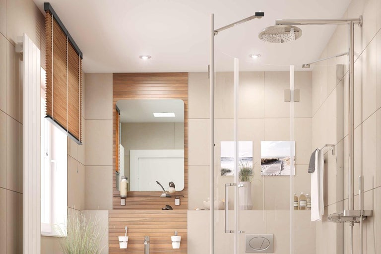 Koupelna se sprchou, zrcadlem a dřevěnými žaluziemi