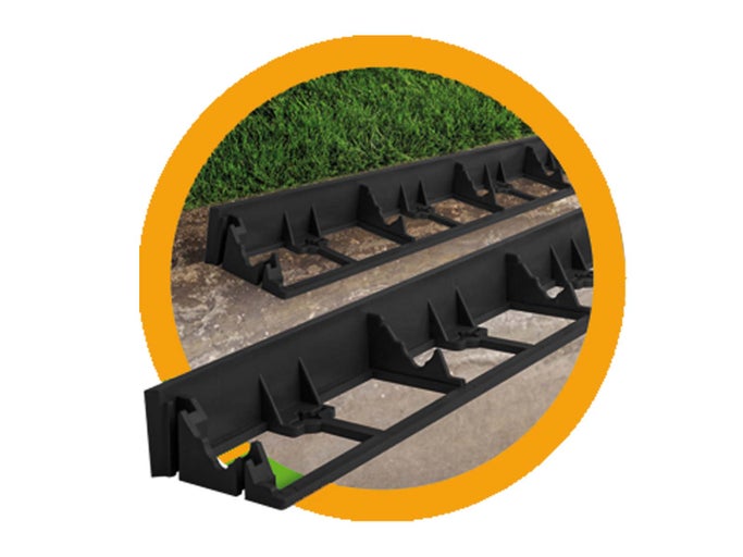 Dva plastové obrubníky v zahradě