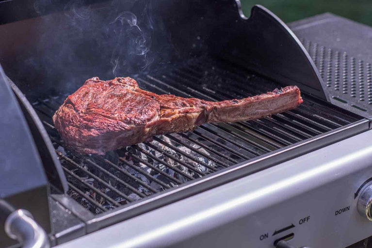Tomahawk steak na grilu