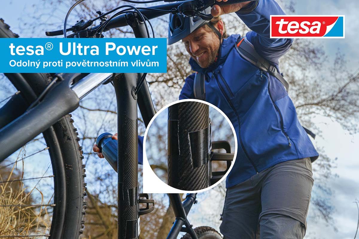 Páska Tesa Ultra Power pro připevnění držáku nápojů k rámu jízdního kola.
