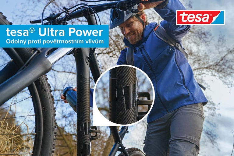 Páska Tesa Ultra Power pro připevnění držáku nápojů k rámu jízdního kola.
