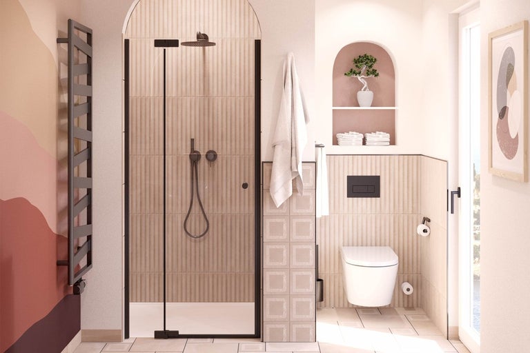 Světlá koupelna se sprchou, toaletou, radiátorem a dekoracemi