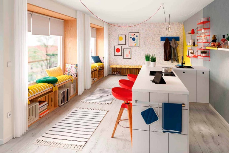 Světlá kuchyně s posezením u okna, kuchyňským ostrůvkem a policemi