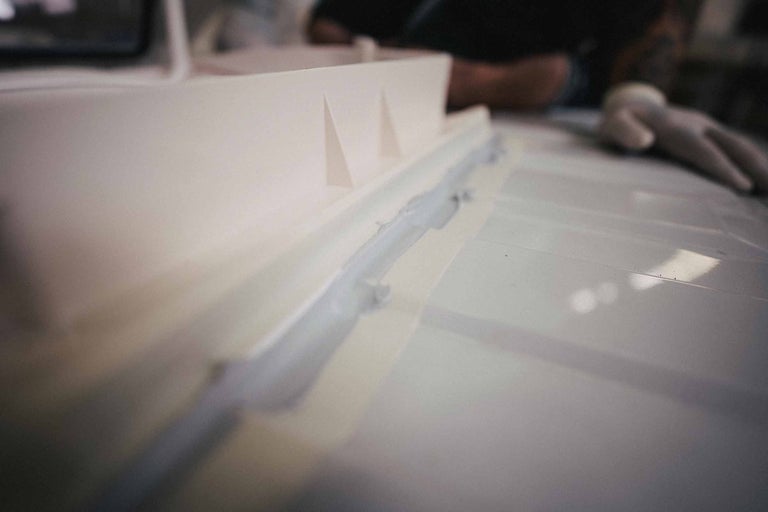 Detailní záběr utěsněného střešního okna, instalovaného na střeše vozidla