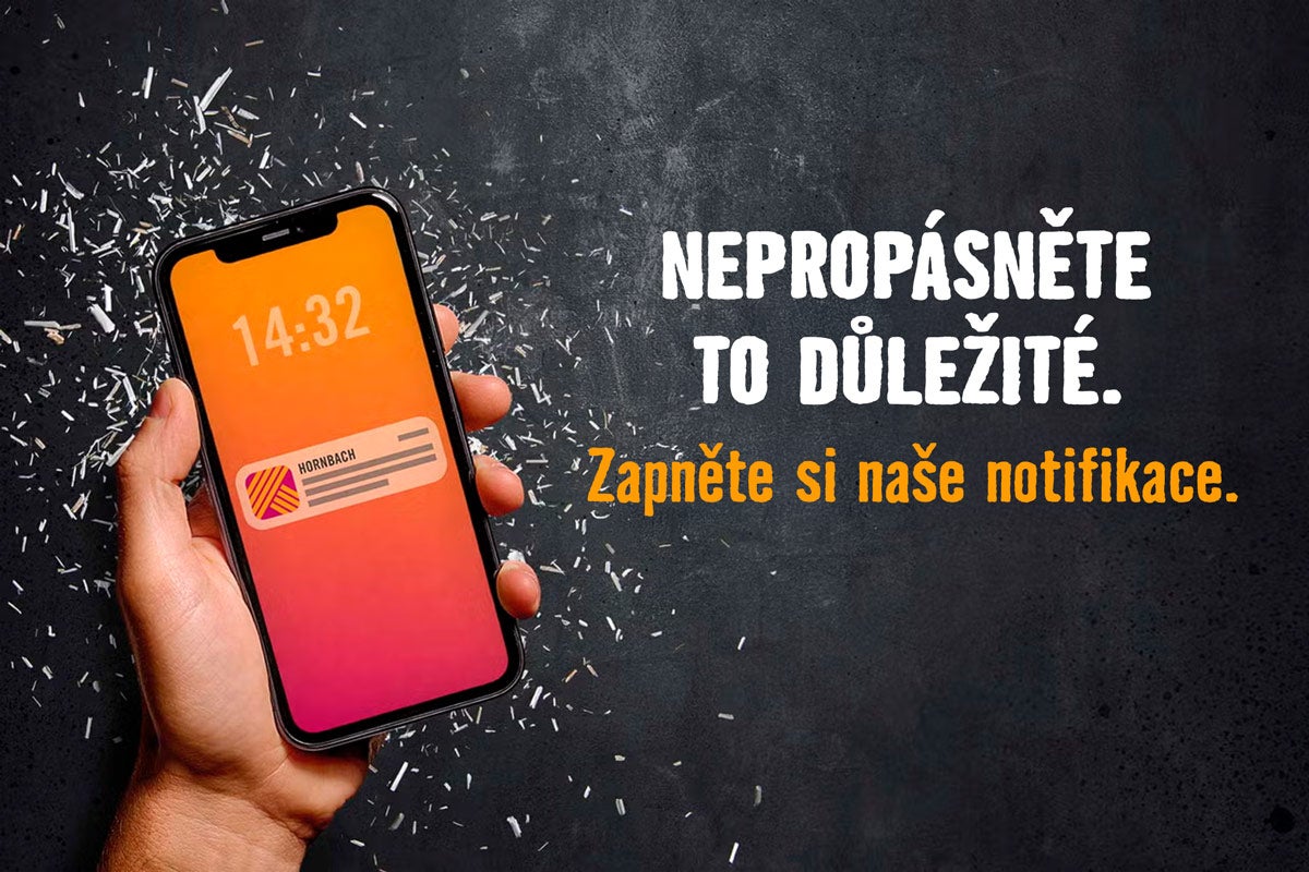 Smartphone s aktivovanými upozorněními Hornbach v ruce.
