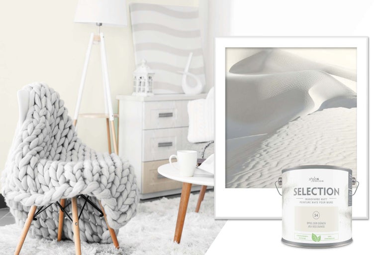 Světlý obývací pokoj s křeslem, komodou a plechovkou barvy na stěny Style Color Selection