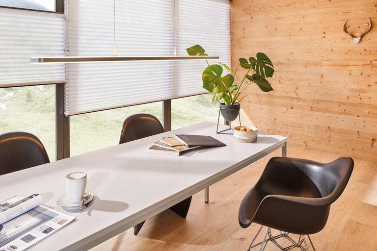 Jídelna s jídelním stolem, židlemi, závěsným svítidlem a plisovanými okny