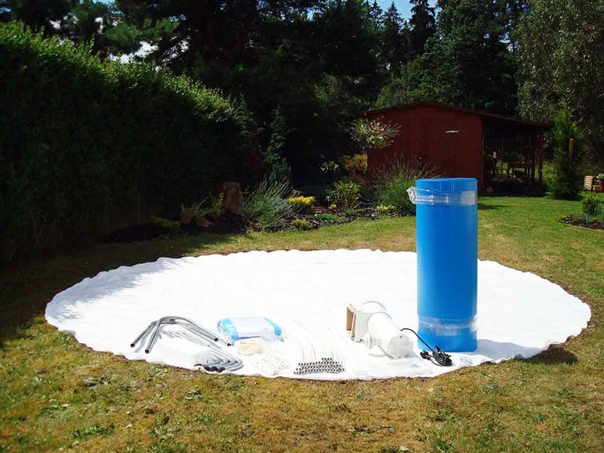 Kompletní bazénová sada s bazénovou fólií, bazénovým čerpadlem, bazénovým žebříkem a příslušenstvím na zahradě